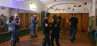 Tečaj plesa argentinski tango Zagreb Plesna škola Tango Argentino u Zagrebu za sve razine – od početnika do naprednih. Uči, pleši i izrazi se kroz umjetnost argentinskog tanga, plesa koji spaja svijet. Institut argentinskog tanga