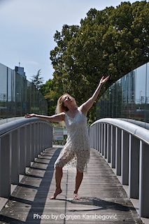 Vježbanje u centru Zagreba – STRETCH TANGO (korektivno vježbanje) Stretch – Tango Inovacijski program korektivnog vježbanja Jelene Somogyi pomaže u ispravljanju posljedica nepravilnog opterećenja tijela (ozljede, slabija funkcionalnost mišića, nesvjesne navike kretanja). Povećava pokretljivost zglobova i elastičnost mišića Smanjuje nepravilnu napetost mišića Osvještava mišićnu koordinaciju i vraća tijelu slobodu Poboljšava vezu između psihičkog i fizičkog, te harmonizira tijelo i um Svrha Cilj programa je poboljšanje motorike, snage, fleksibilnosti i pokretljivosti. Svi pokreti tijela nastaju kontrakcijom poprečno prugastih mišića, a motorički sustav (centralni i periferni živčani sustav) koordinira kretanje tijela i udova.